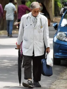 For 30 Years, This Varanasi Doctor Has Treated Thousands Without Ever Taking a Salary
