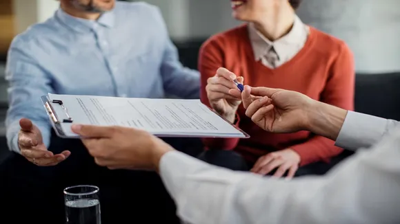 Life insurance mis-selling, beware of these wrong sales pitches, insurance mis-selling, insurance tips, life insurance pitfalls, mutual fund vs ulip, endowment policy returns, tax saving insurance, guaranteed insurance policy, इंश्योरेंस गलतफहमी, टैक्स सेविंग टिप्स, सही इंश्योरेंस कैसे चुनें, म्यूचुअल फंड बनाम यूलिप, इंश्योरेंस रिटर्न्स