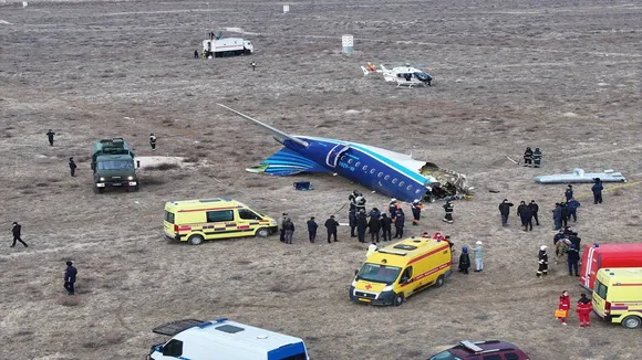 plane crash video, Azerbaijan Airlines plane crash, plane crash in Kazakhstan, Embraer 190 crash, Aktau plane crash video, Baku to Grozny flight crash, रूस विमान दुर्घटना, अजरबैजान विमान हादसा, कजाखस्तान प्लेन क्रैश, एम्ब्रेयर 190 विमान दुर्घटना, अक्ताउ प्लेन हादसा