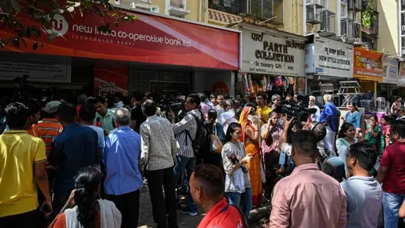 RBI order, New India Co-operative Bank, depositors panic, customers panic, customers can not withdraw funds, customer accounts blocked, withdrawal restriction, Mumbai cooperative bank, depositor instructions, आरबीआई का आदेश, न्यू इंडिया को-ऑपरेटिव बैंक, खातों से पैसे निकालने पर रोक, मुंबई कोऑपरेटिव बैंक, डिपॉजिटर्स को निर्देश