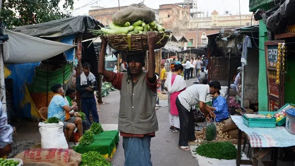 India Economic Outlook 2025, inflation in India, Axis Bank report 2025, GDP growth rate 2025, भारत में महंगाई 2025, ग्रोथ रेट रिपोर्ट 2025, एक्सिस बैंक की रिपोर्ट, आर्थिक सुधार 2025, भारतीय अर्थव्यवस्था, Axis Bank, Axis Bank Chief Economist, Neelkanth Mishra, नीलकंठ मिश्रा