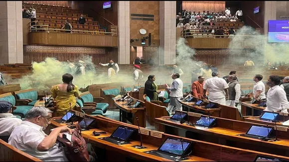 Parliament Big Security Breach, संसद की सुरक्षा में भारी चूक, दो लोगों ने लोकसभा के भीतर घुसकर गैस छोड़ी