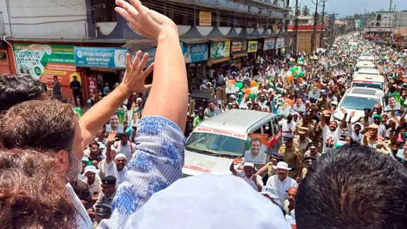 Rahul Gandhi Roadshow, Rahul Gandhi, Wayanad, UDF, Rahul Gandhi nomination, Lok Sabha election, Priyanka Gandhi, Congress MP, Kerala, Priyanka Gandhi, K C Venugopal, K Surendran, CPI, Annie Raja, Wayanad LS constituency, राहुल गांधी रोड शो, राहुल गांधी, वायनाड, यूडीएफ, राहुल गांधी नामांकन, लोकसभा चुनाव, प्रियंका गांधी, कांग्रेस सांसद, केरल, प्रियंका गांधी, के सी वेणुगोपाल, के सुरेंद्रन, भाकपा, एनी राजा, वायनाड लोकसभा निर्वाचन क्षेत्र