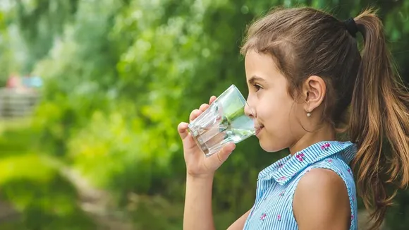 Child drinking water freepik