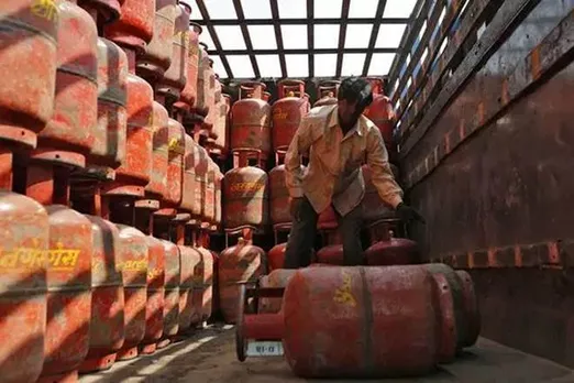 free lpg gas cylinder under pm ujjwala yojana for BPL family next 3 months during corona crisis