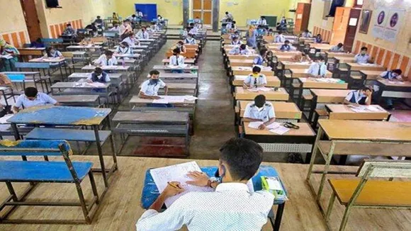 CBSE Term 2 Board Exam 2022: सीबीएसई के 10वीं और 12वीं के बोर्ड एग्ज़ाम कल से शुरू, परीक्षा के दौरान इन बातों को हरगिज़ न भूलें