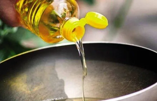 Cooking Oil Price : कुकिंग ऑयल के दाम एक महीने में आठ से दस रुपये घटे, कीमतों में अभी और आएगी गिरावट : इंडस्ट्री