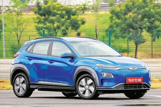 big discounts available on hyundai cars including Kona EV, Aura, Santro upto 1.5 lakh rupees off