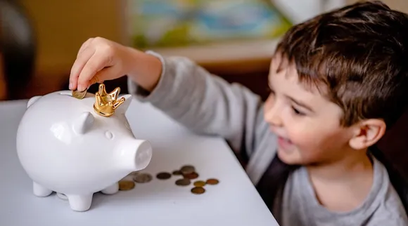 Mom or Dad? Who gives more pocket money to kids?