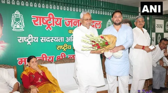 Nitish Kumar, Tejashwi Yadav reach Raj Bhavan to stake claim to form govt