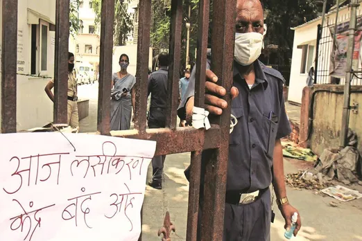 SC Asks Centre: सारी वैक्सीन जनता के लिए, फिर केंद्र और राज्य के लिए दो कीमतें क्यों? केंद्र सरकार सारे टीके खुद खरीदकर राज्यों को क्यों नहीं देती?