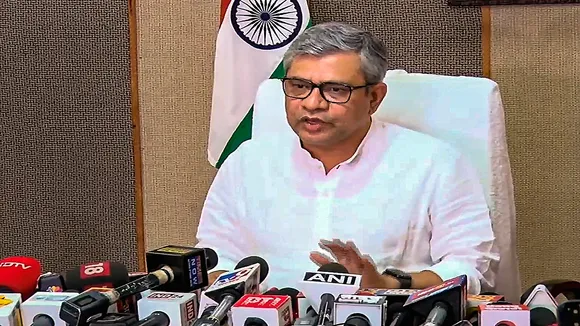 Snooping, Snoopgate, Ashwini Vaishnaw, Apple threat alert, government very concerned, govt orders probe, slams opposition leaders, calls them compulsive critiques, Apple, iPhone, Apple Threat Alert, Apple iphone attack alert, Rahul Gandhi, Opposition leaders, Akhilesh Yadav, Mahua Moitra, Shashi Tharoor, Raghav Chadha, Modi Govt targeting opposition, एप्पल, ऐपल, एपल, आईफोन, ऐपल की चेतावनी, एप्पल थ्रेट अलर्ट, एप्पल आईफोन अटैक अलर्ट, राहुल गांधी, अखिलेश यादव, महुआ मोइत्रा, शशि थरूर, राघव चड्ढा, मोदी सरकार के निशाने पर विपक्ष, विपक्ष की जासूसी, जासूसी, जासूसी, अश्विनी वैष्णव, सरकार चिंतित, सरकार ने दिए जांच के आदेश, विपक्षी नेताओं को बताया आदतन आलोचक