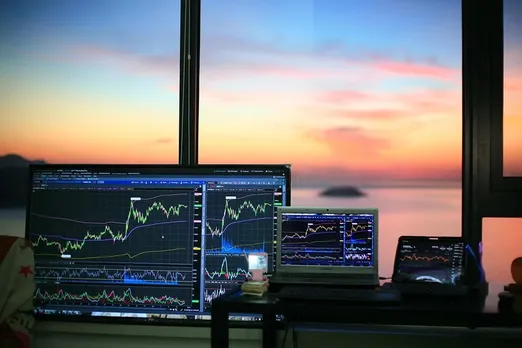 share market today 4 october live updates IN HINDI sensex nifty rupee vs dollar reliance voda idea infosys Zee Entertainment just dial maruti Tata Motors Tech Mahindra Eicher Motors Hero Moto just dial zeel stocks in focus