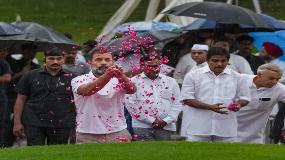 Gandhi Tributes to Nehru: जवाहरलाल नेहरू के पुण्यतिथि पर राहुल गांधी ने दी श्रद्धांजलि, ये बड़े नेता भी रहे मौजूद, तस्वीरों में देखें झलक