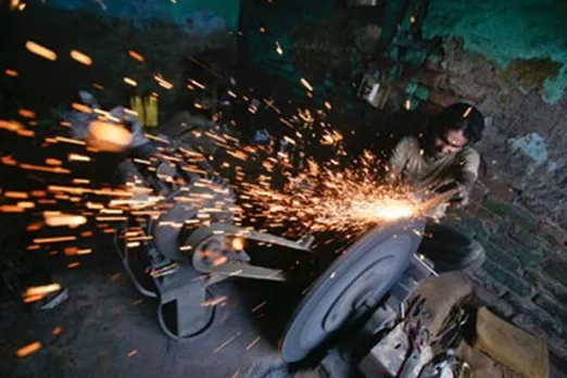 IIP: जुलाई में औद्योगिक उत्पादन 10.4 फीसदी घटा, मैन्युफैक्चरिंग सेक्टर में भी गिरावट