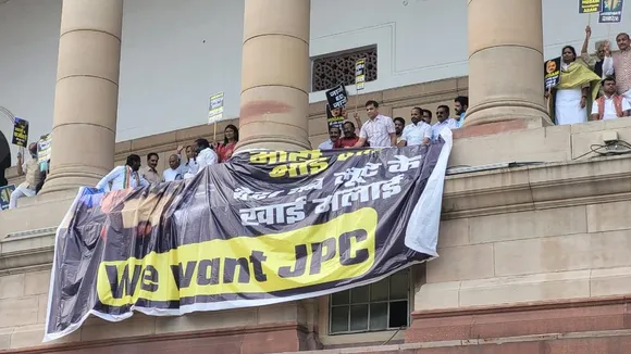 Opposition protest, protest on first floor of Parliament, MLAs from 17 opposition parties protest, protest to demand JPC inquiry, Adani Group issue, Hindenburg Report, Congress, Rahul Gandhi, Mallikarjun Kharge, संसद में प्रदर्शन, विपक्षी सांसदों का प्रदर्शन, संसद की पहली मंजिल पर प्रदर्शन, अडानी मामले की जेपीसी जांच की मांग, राहुल गांधी, मल्लिकार्जुन खड़गे, मल्लिकार्जुन खरगे, विपक्षी दलों का प्रदर्शन, संसद में कामकाज ठप