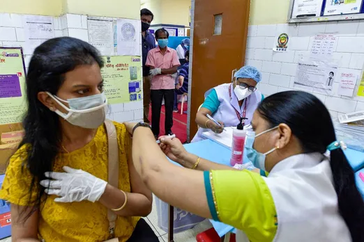 Corona vaccination Controversy : सरकार का एक दिन में 2.22 करोड़ कोरोना टीका लगाने का दावा, विपक्ष ने कहा- पीआर स्टंट के लिए टीकों की जमाखोरी ठीक नहीं