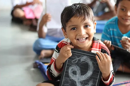 Happy Children's Day! इस बाल दिवस अपने बच्चे को दें सुरक्षित भविष्य का तोहफा, ये टिप्स करेंगे मदद