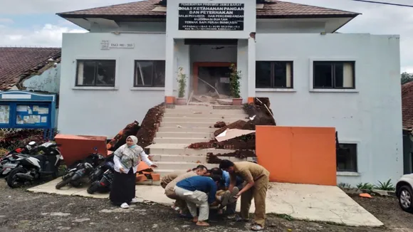 Earthquake shakes Indonesia