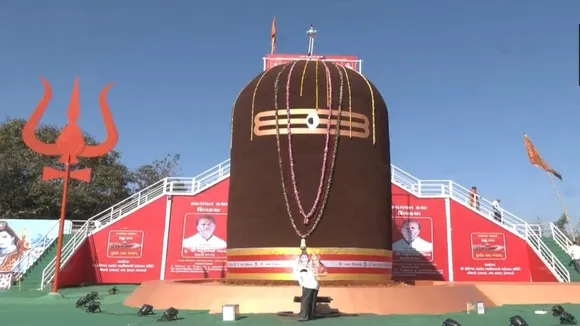 Maha Shivaratri: गुजरात में 31 लाख रुद्राक्ष से बने 31.5 फिट ऊंचे शिवलिंग का अनावरण, सोशल मीडिया पर वीडियो वायरल