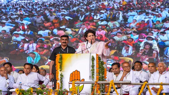 Priyanka Gandhi, Congress election campaign, Madhya Pradesh Assembly Polls, Jabalpur Rally, BJP, 21 jobs, 225 scams, Congress Poll promises, LPG, free power, प्रियंका गांधी, कांग्रेस चुनाव अभियान, जबलपुर, मध्य प्रदेश, मध्य प्रदेश विधानसभा चुनाव, कांग्रेस के चुनावी वादे, 500 रुपये में रसोई गैस, मुफ्त बिजली का वादा, शिवराज सिंह चौहान, बीजेपी, कांग्रेस, कमलनाथ, दिग्विजय सिंह, ज्योतिरादित्य सिंधिया