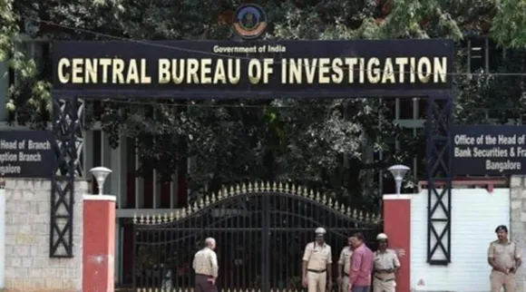 NSE की पूर्व सीईओ और मुंबई के पूर्व पुलिस कमिश्नर पर FIR, अवैध फोन-टेपिंग केस में CBI की कार्रवाई