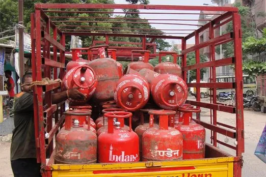 LPG Gas Cylinder: नए साल पर महंगाई को डोज, घरेलू गैस सिलेंडर 21.50 रुपये तक हुआ महंगा