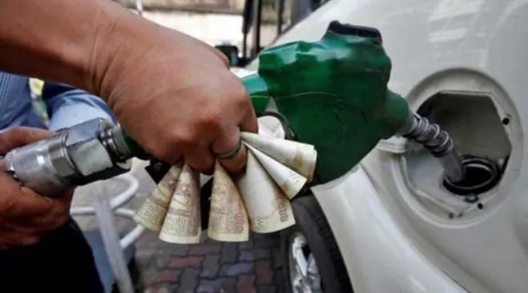 Petrol Diesel Price Hike: क्या 22 से 25 रुपये तक बढ़ सकते हैं पेट्रोल-डीज़ल के दाम? रिसर्च एजेंसियां क्यों लगा रही हैं ऐसे अनुमान?