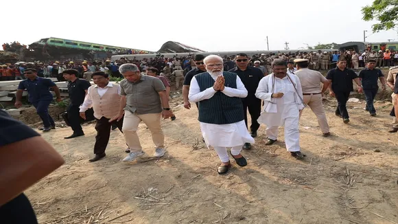 Odisha Train Accident: रेल हादसे का जायजा लेने पहुंचे नरेंद्र मोदी, तस्वीरों में झलक