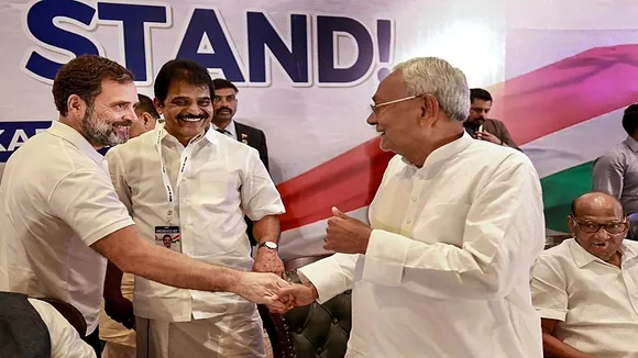 Nitish Kumar, Sushil Modi, बीजेपी, सुशील मोदी, विपक्षी गठबंधन, नीतीश कुमार नाराज, नीतीश कुमार, INDIA, इंडिया नाम पर नीतीश को एतराज, Nitish Kumar denies reports, नीतीश ने नाराजगी की खबरों का खंडन किया, बेंगलुरु बैठक, विपक्षी दलों की बैठक, Oppostion Meeting in Bengaluru