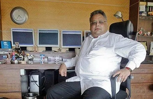 JhunJhunwala Portfolio : राकेश झुनझुनवाला के पोर्टफोलियो के इस शेयर में नई उछाल, आपके पास हैं तो क्या करें- बेचें या होल्ड करें?