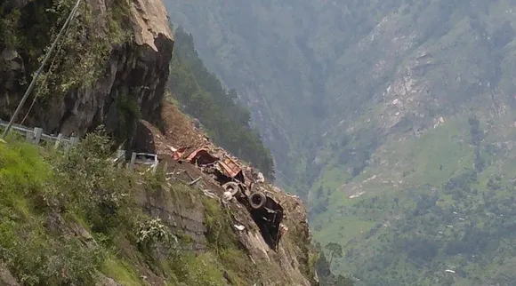 Kinnaur Landslide News : हिमाचल के किन्नौर जिले में बड़ा भूस्खलन, दो की मौत, 40 यात्रियों वाली बस मलबे में दबी