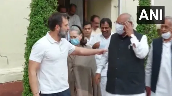 Rahul Gandhi, Mallikarjun Kharge, Rahul wiping nose on Kharge's back, BJP allegation, Karnataka BJP, Congress Social Media, Sonia Gandhi, राहुल गांधी, मल्लिकार्जुन खड़गे, कांग्रेस अध्यक्ष, बीजेपी, अमित शाह, नरेंद्र मोदी, जेपी नड्डा, Amit Shah, Narendra Modi, JP Nadda, Congress President