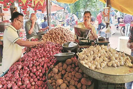 onion prices update, milk prices update, potato prices update, inflation increase, kitchen budget, now food products become costly, महंगाई की मार, प्याज और दूध के बाद आलू की कीमतें भी आसमान पर