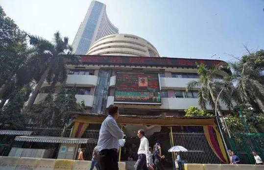 Share Market Closing Bells : कोरोना के नए वैरिएंट से बाजार में हड़कंप; सेंसेक्स 1500 अंक गिर कर बंद, निवेशकों के डूब गए 4.48 लाख करोड़ रुपये
