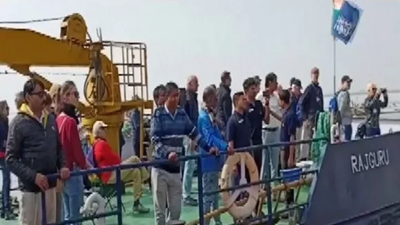 Ganga Vilas cruise, Ganga Vilas cruise gets stuck in Bihar, Ganga Vilas cruise stuck due to shallow water, गंगा विलास क्रूज, गंगा विलास क्रूज छपरा में फंसा, कम पानी के कारण अटका गंगा विलास क्रूज, बिहार में अटका गंगा विलास क्रूज, पीएम मोदी ने दिखाई थी हरी झंडी, 51 दिन के क्रूज की कीमत 20 लाख रुपये