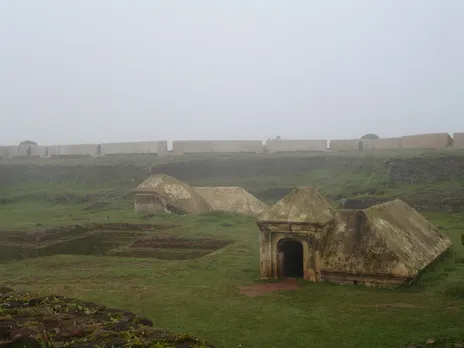 Manjarabad-fort-karnataka-mist-30stades