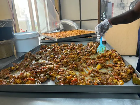 spice-up-foods-laying-food-in-tray-drying-30stades