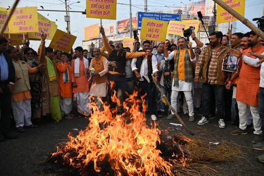 सवर्ण समाज के आक्रोशित लोगों ने आईएएस संतोष वर्मा का पुतला जलाया।