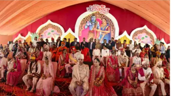 22 जोड़ों के साथ अभिमन्यु—इशिता सामूहिक विवाह में विवाह की रस्म अदा करते।