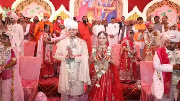 22 जोड़ों के साथ अभिमन्यु—इशिता सामूहिक विवाह में विवाह की रस्म अदा करते।