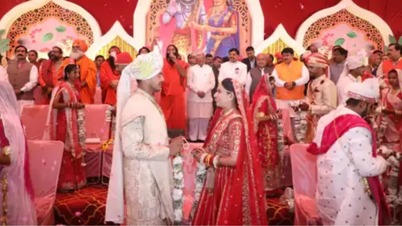 22 जोड़ों के साथ अभिमन्यु—इशिता सामूहिक विवाह में विवाह की रस्म अदा करते।