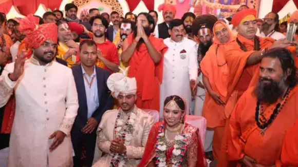 सीएम मोहन यादव, रामदेव बाबा समेत अन्य संत—नेताओं ने 22 जोड़ों को आर्शीवाद दिया।