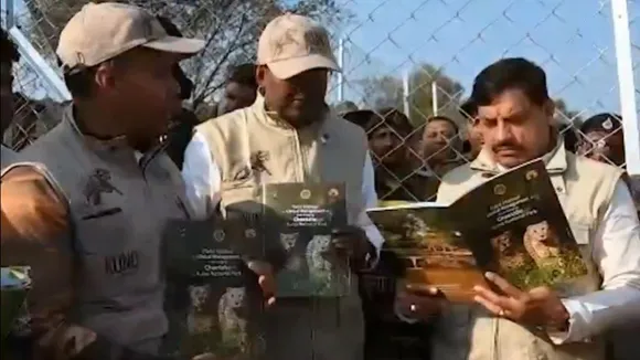 सीएम मोहन यादव ने कूनो नेशनल पार्क के ब्रोशर का विमोचन किया।