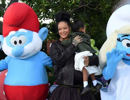 Blue carpet royalty- @badgalriri serving Smurf-nificent looks! 💙#SmurfsMovie (1)