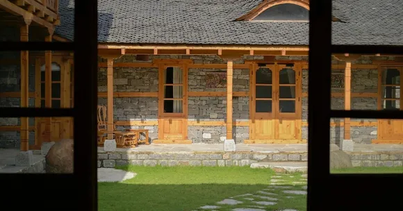 The horizontal beams used in homes built using kath kuni architecture make them earthquake resistant