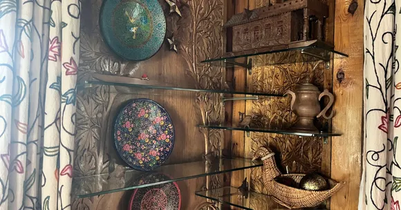 Papier-mâché art, brass samovars, and wooden miniatures adorn the walls — each piece a nod to local artistry.