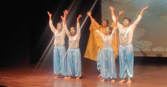 The performances highlighted issues observed during the Heritage Walks, including lake health and waste dumping.