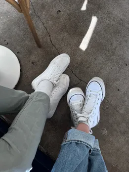 A picture with two persons in white shoes, presenting a guide on how to clean white sneakers