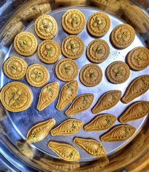 Cloud Kitchen Spices and Friends offers biryani, curries, and dals like Kalo Jeere Masoor Dal and Murgi’r Jhol that anchor the savoury side of traditional Bengali cuisine, while the snack and dessert menu make it to every party list.